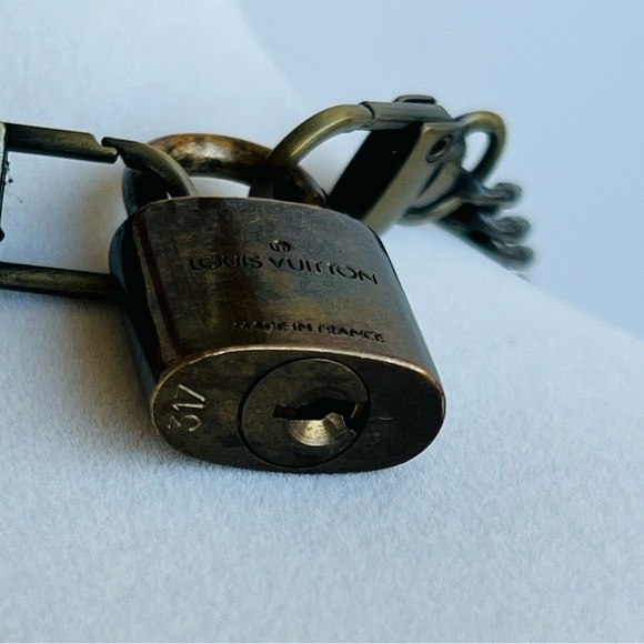 Authentic Bronze Louis Vuitton lock and chain - Picture 4 of 4